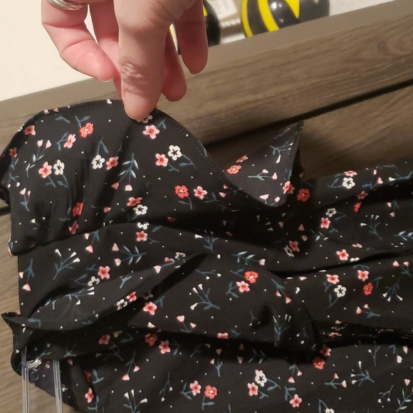 🍁New boutique flutter sleeve faux wrap top - Picture 7 of 13